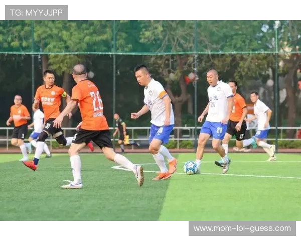 足球巨星场外踢球引发热潮展现不一样的竞技激情与生活风采